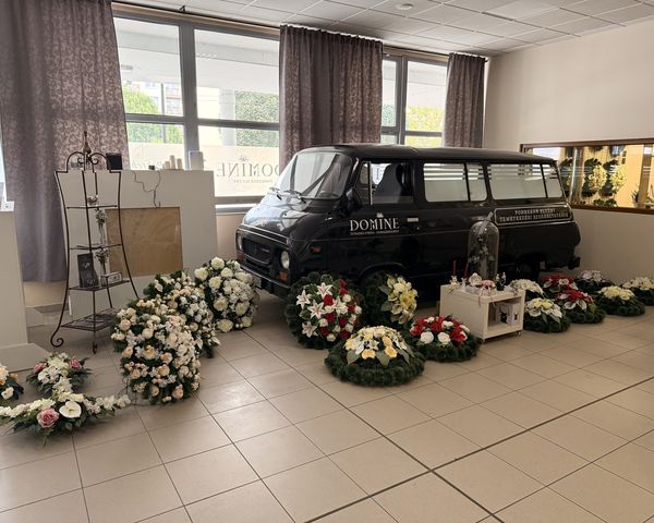 Pohrebné vozidlo DOMINE v priestoroch predajne s kvetinovou výzdobou